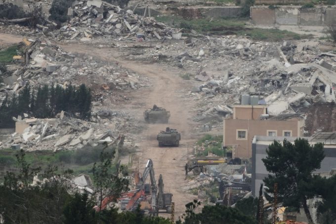 Israele sta demolendo un pezzo di Libano