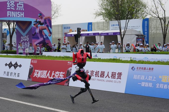 Il video in cui un robot umanoide batte il record umano della mezza maratona