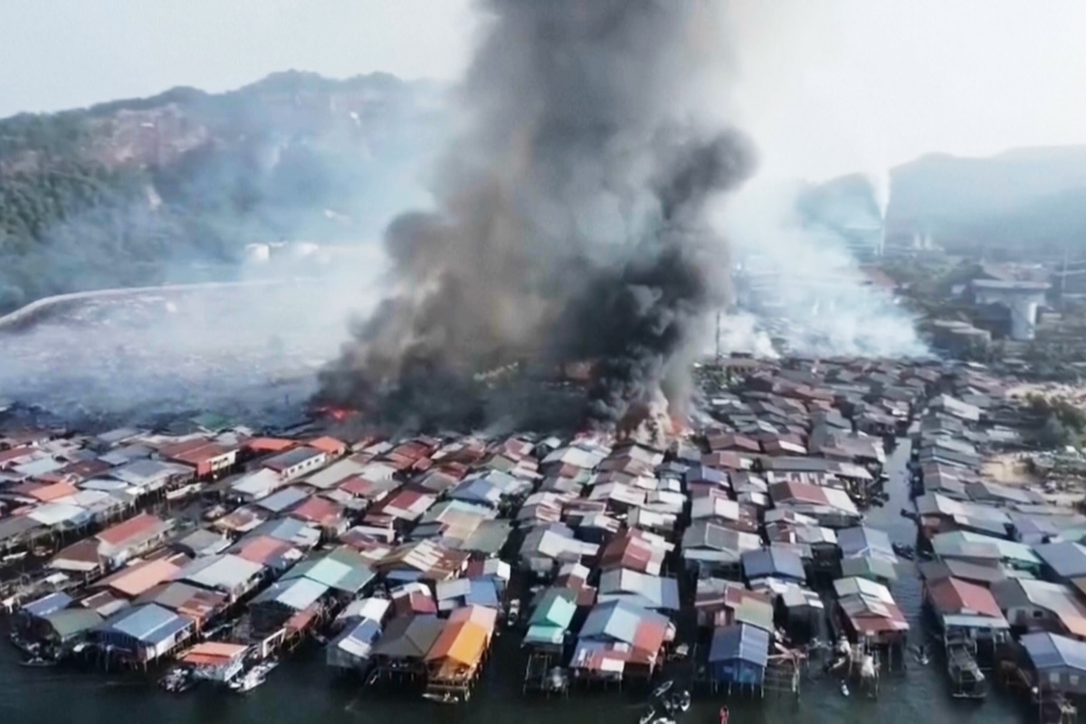 Più di mille case sono state distrutte in un grande incendio in Malaysia, nello stato di Sabah