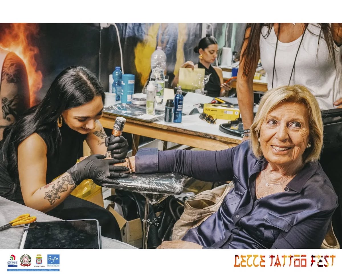 Il video della sindaca di Lecce, Adriana Poli Bortone, che si fa tatuare la scritta «MSI»