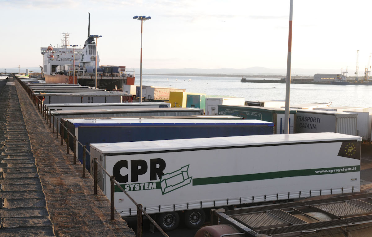 Lo sciopero degli autotrasportatori è stato sospeso dopo che un camionista è stato investito ed è morto