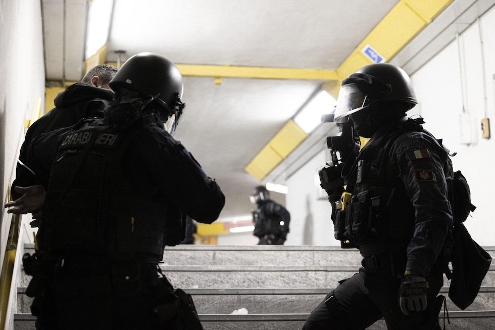 Militari del GIS durante un'esercitazione nella metropolitana di Milano