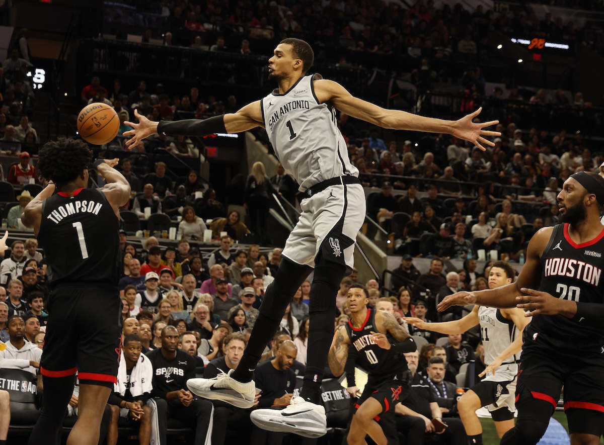 Il cestista Victor Wembanyama ha vinto all’unanimità il premio di miglior difensore in NBA: non era mai successo