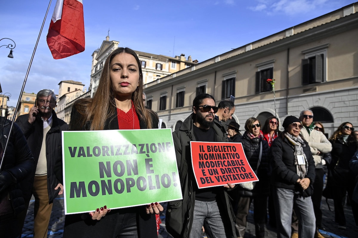 Una protesta di alcune guide e operatori turistici a piazza Santi Apostoli, a Roma, contro l'introduzione del biglietto nominativo, 4 dicembre 2024. (Riccardo Antimiani/Ansa)