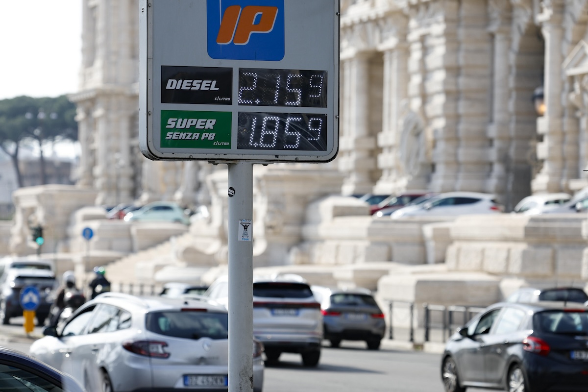 C’è stata una piccola riduzione dei prezzi di benzina e gasolio nell’ultima settimana, secondo il ministero dell’Ambiente