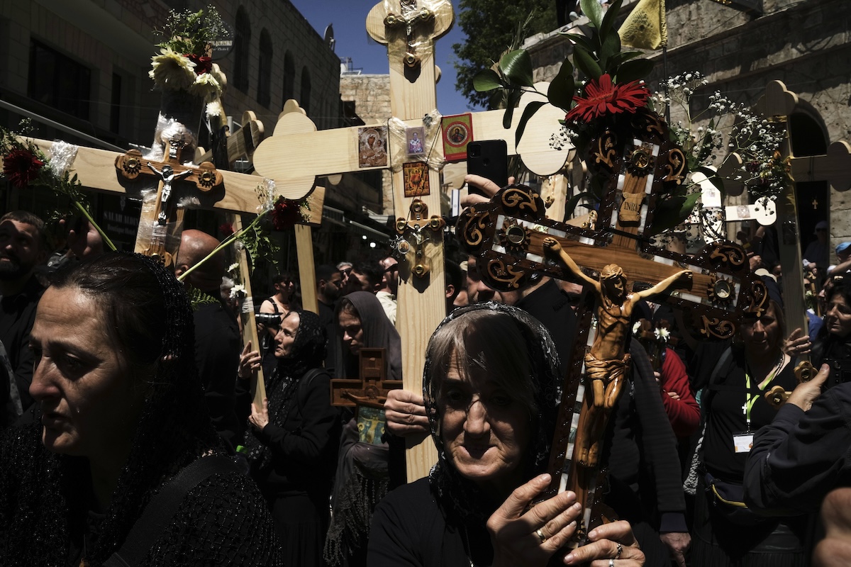 Una processione cristiana a Gerusalemme, nel 2025 (AP Photo/Leo Correa)