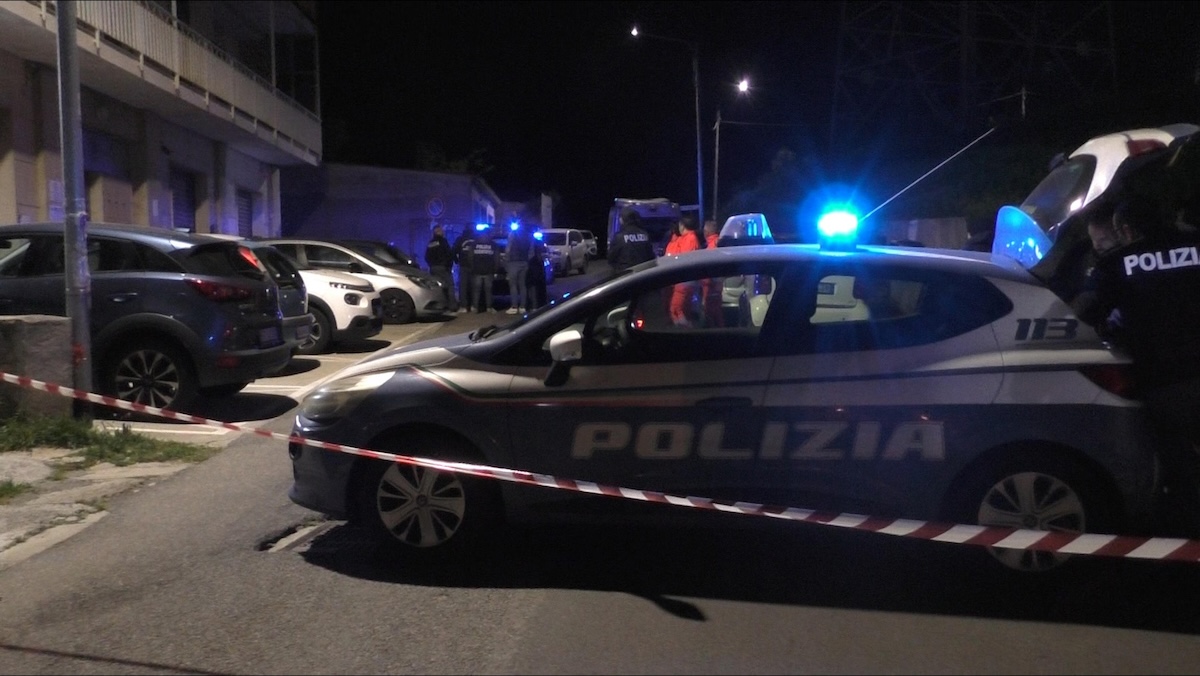 A Catanzaro una donna si è buttata dal terzo piano insieme ai tre figli: lei e due figli sono morti