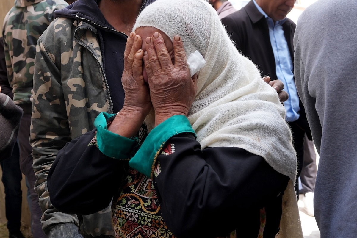 Un uomo e un ragazzo palestinesi sono stati uccisi in un attacco di coloni israeliani vicino a una scuola in Cisgiordania