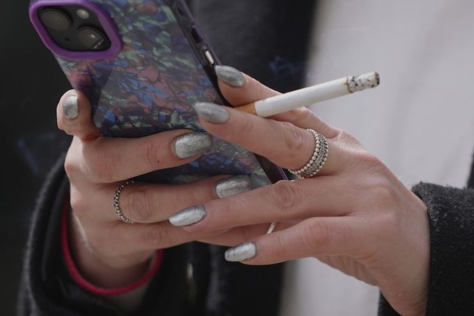 Il parlamento britannico ha approvato un disegno di legge che vieta di vendere tabacco e sigarette elettroniche ai nati dopo il 2008