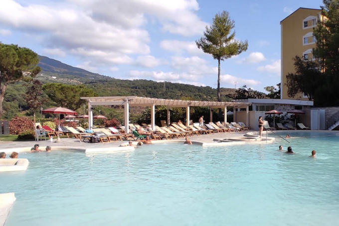 Le indagini sulla morte del bambino rimasto incastrato in una piscina, vicino a Latina