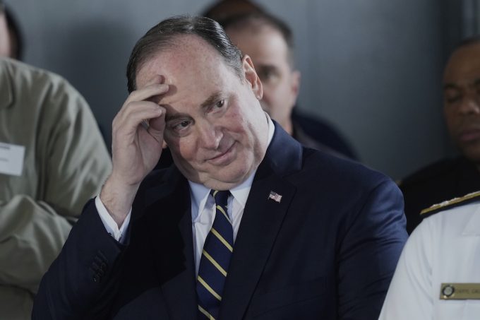 John Phelan, il segretario alla Marina degli Stati Uniti, lascerà il suo incarico