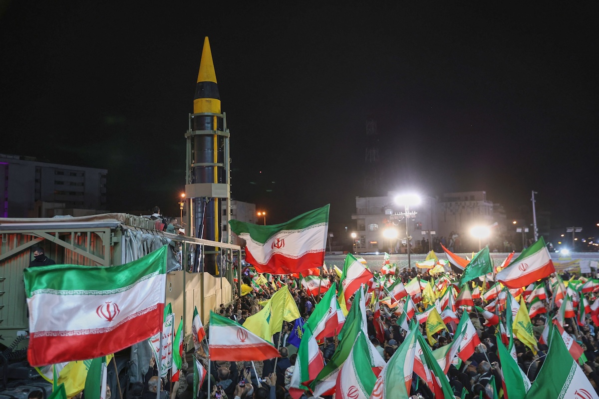 Un missile balistico esposto dai Guardiani durante una manifestazione organizzata dal regime a Teheran, il 21 aprile