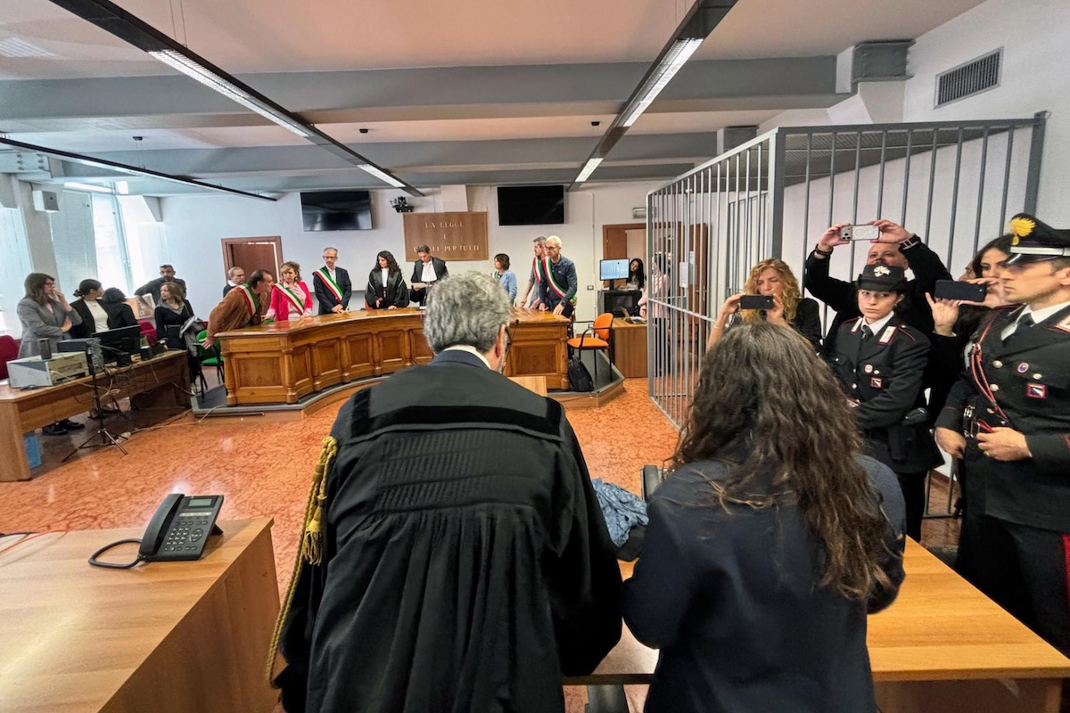 Chiara Petrolini è stata condannata a 24 anni per il caso dei neonati sepolti in giardino