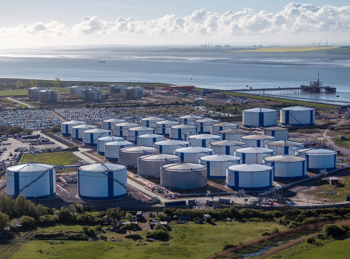Un deposito di carburante vicino al fiume Tamigi, a Canvey Island, in Inghilterra, il 20 aprile 