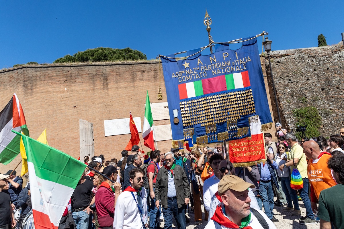 Cosa sappiamo sugli spari alla manifestazione del 25 aprile a Roma