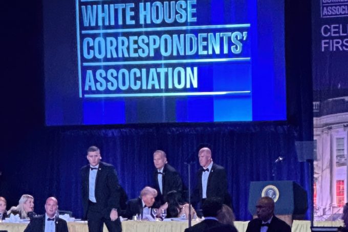 I video di Trump che viene portato via dopo gli spari