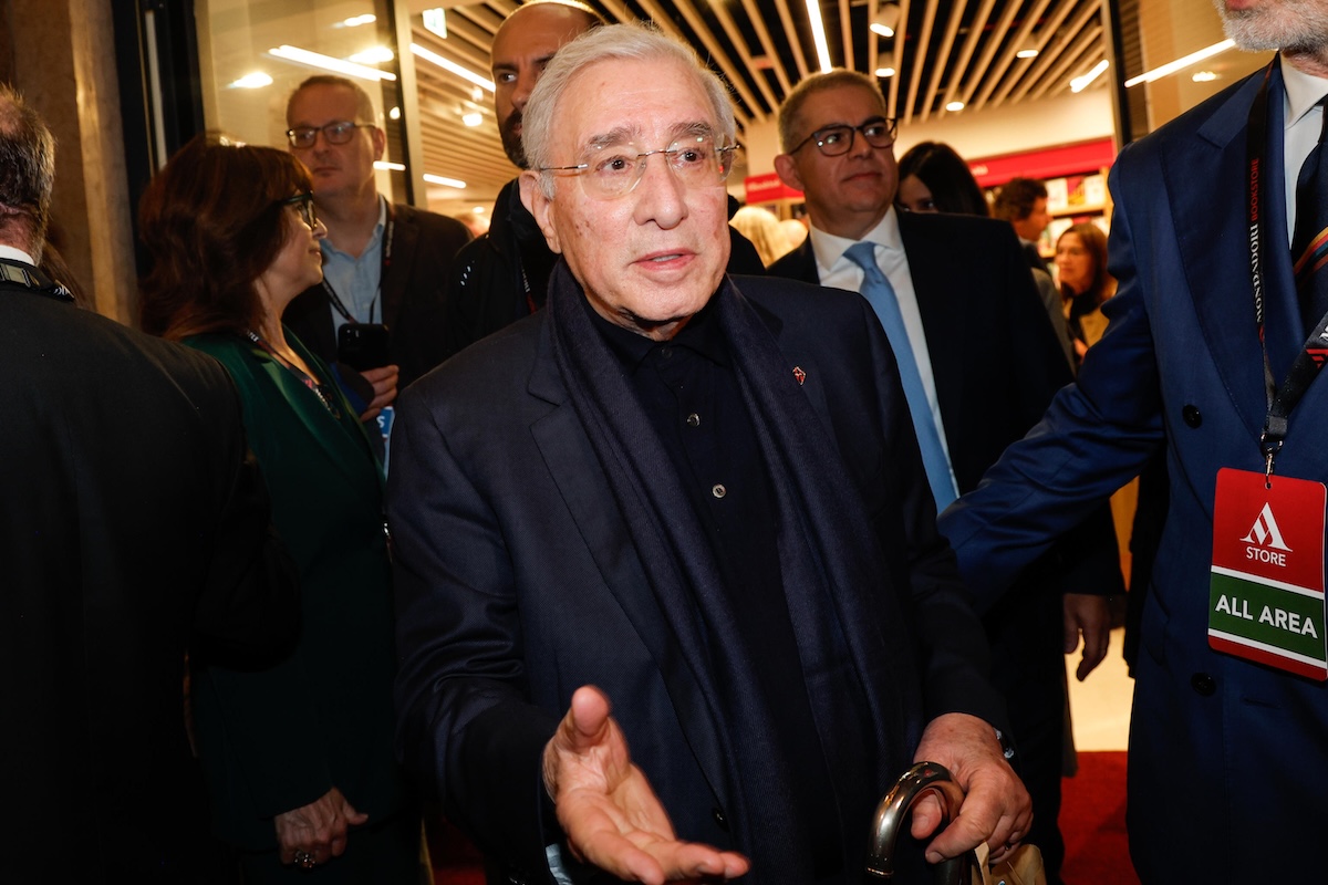 Marcello Dell’Utri sarà processato con l’accusa di non aver dichiarato 42 milioni di euro ricevuti da Silvio Berlusconi