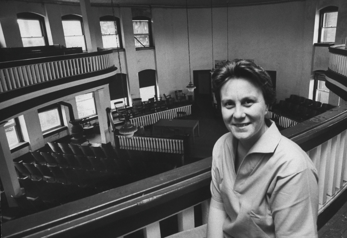 Harper Lee in un edificio vuoto