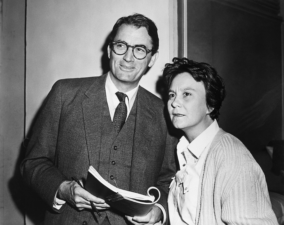Gregory Peck mentre regge tra le mani un copione vicino a Harper Lee