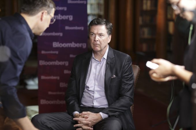 L’ex direttore dell’FBI James Comey è stato incriminato per una seconda volta, per una fotografia condivisa sui social