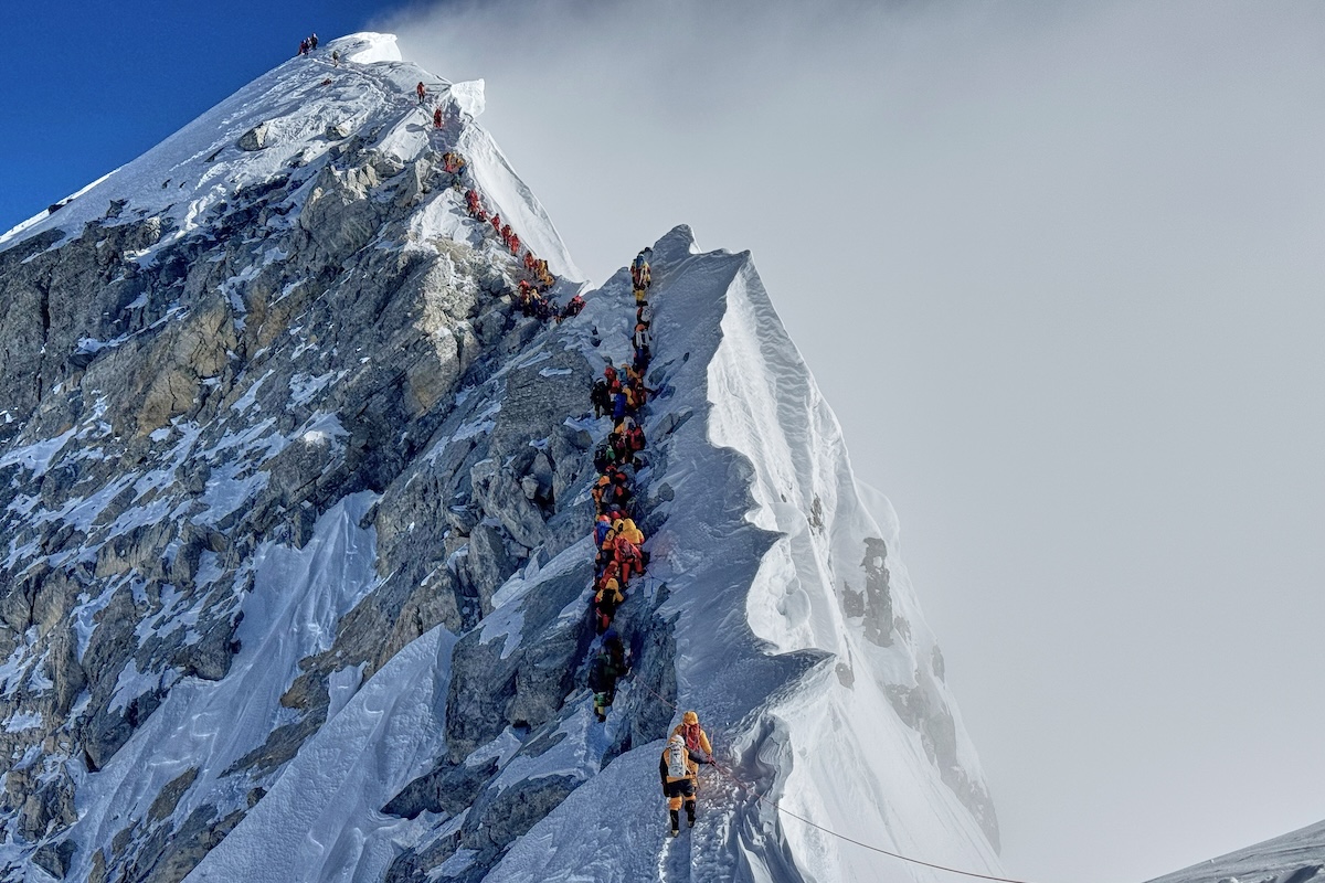 È stato liberato il sentiero che porta in cima all’Everest, per giorni bloccato da un pezzo di ghiacciaio