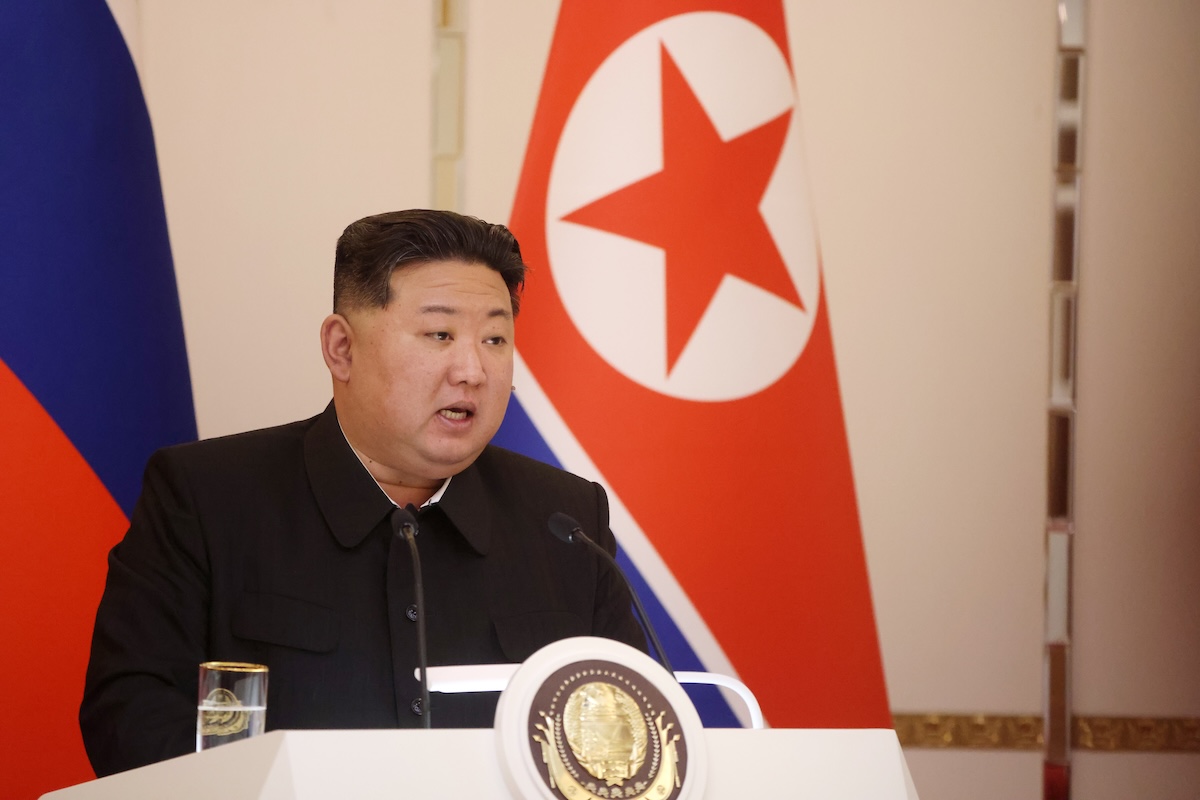 Il dittatore nordcoreano Kim Jong Un ha definito «eroi» i soldati che si sono fatti esplodere per non essere catturati in Ucraina
