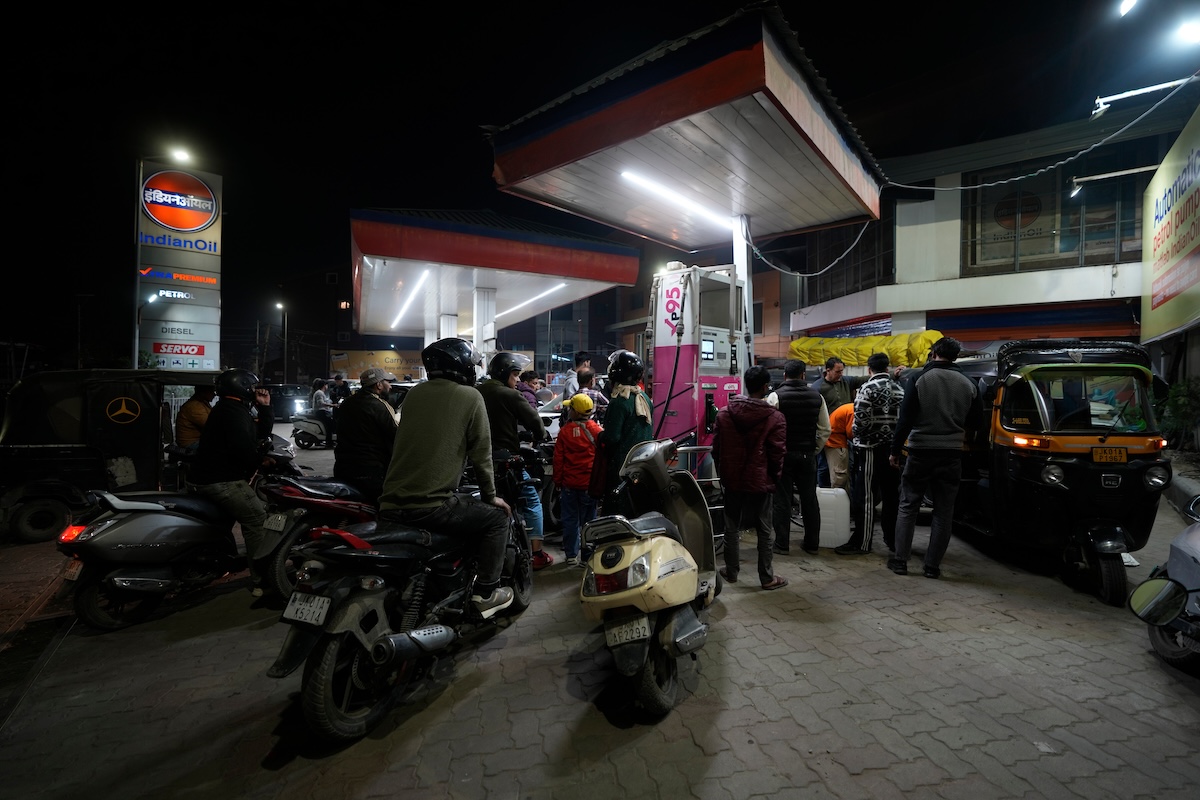 Una ressa a un distributore di benzina a Srinagar, nel Kashmir indiano, il 25 marzo