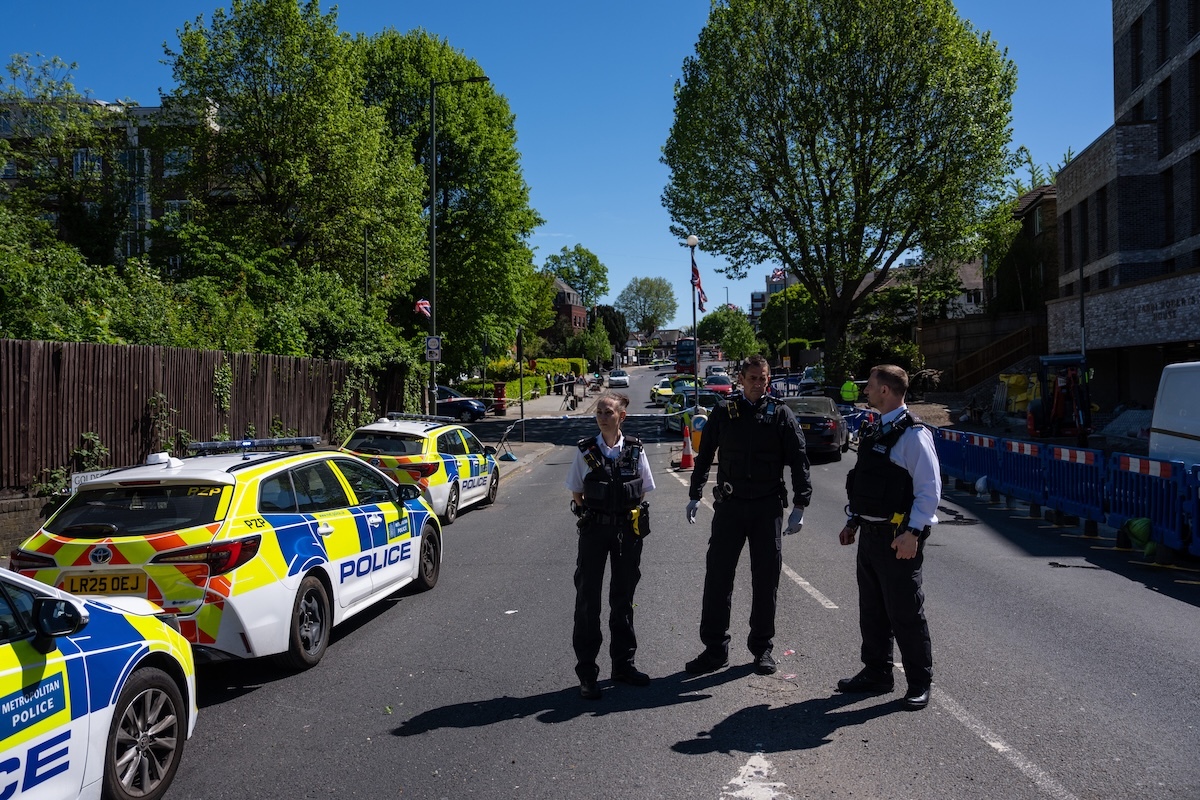 Due uomini di religione ebraica sono stati feriti in un accoltellamento per strada a Londra