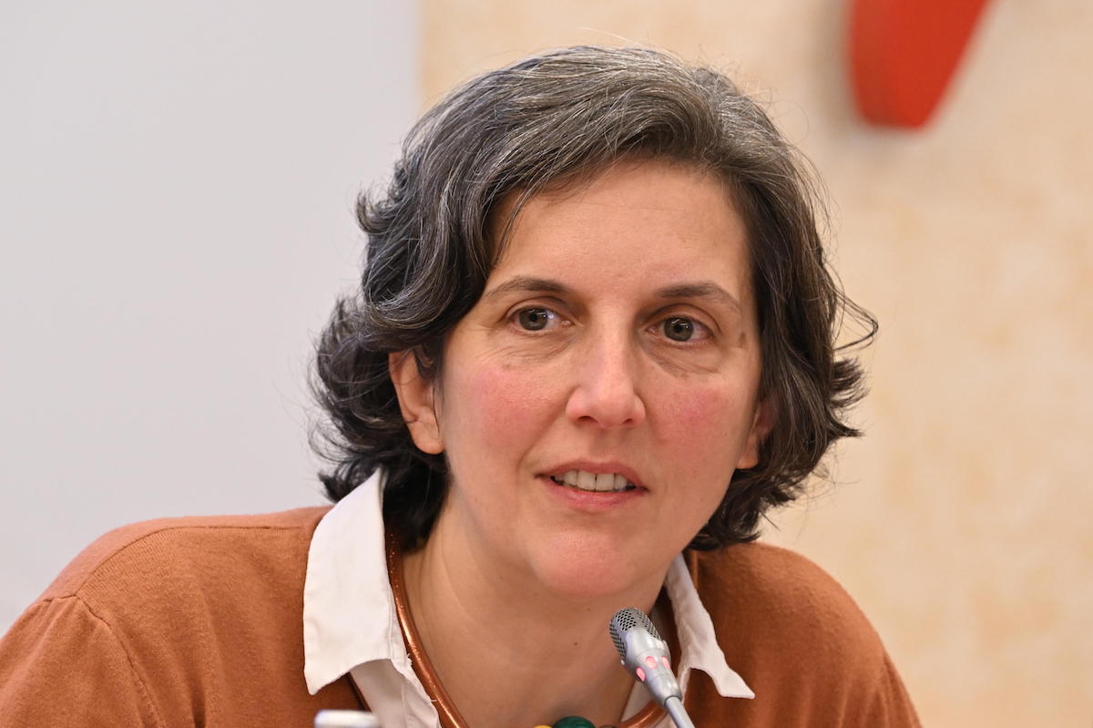 L’europarlamentare Annalisa Corrado ha raccontato di essere stata abusata per anni da un prete