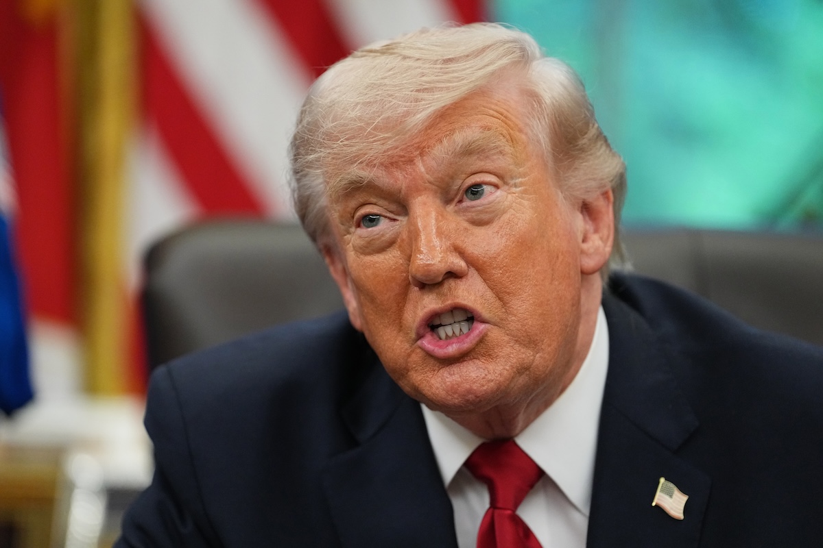 Trump ha minacciato la Germania di ritirare il proprio sostegno militare dopo le critiche del cancelliere Merz alla guerra in Iran