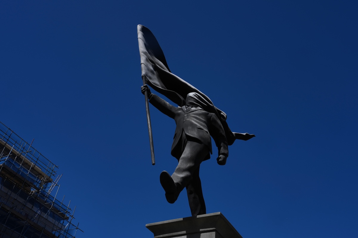 Leggi l'articolo: Banksy ha messo una statua nel centro di Londra