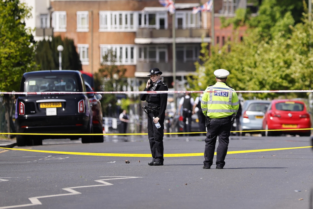 Il Regno Unito ha alzato il livello d’allerta terroristica dopo l’accoltellamento di due uomini di religione ebraica a Londra