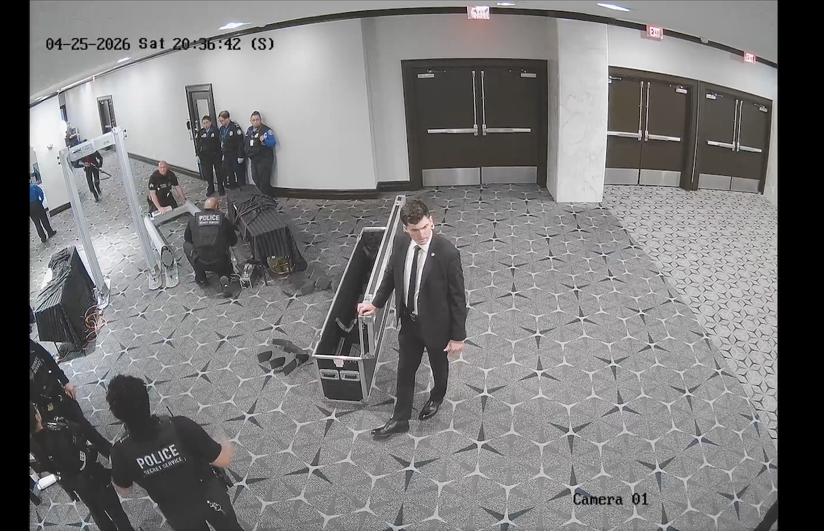 Leggi l'articolo: Il video di Cole Tomas Allen che supera i controlli e spara a un agente durante la cena dei corrispondenti a Washington