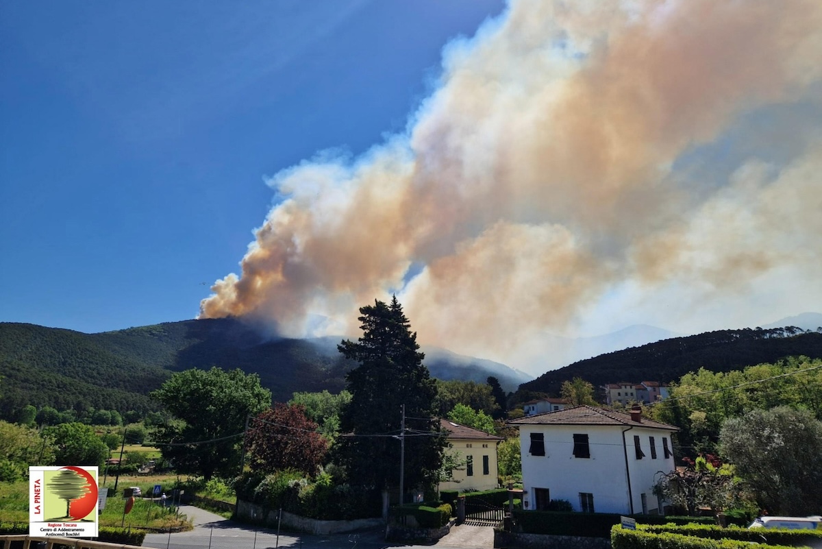 Da tre giorni c’è un grosso incendio sul monte Faeta, tra Lucca e Pisa
