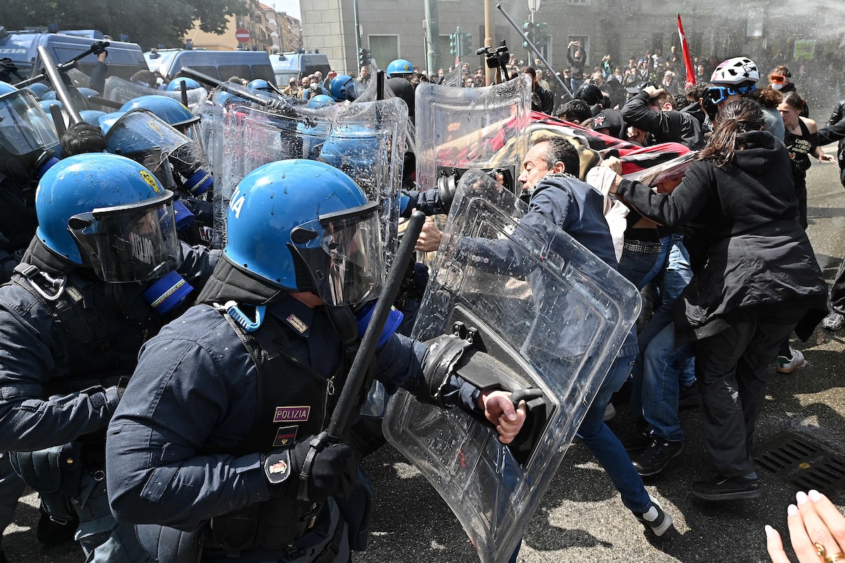 Al corteo del primo maggio di Torino ci sono stati scontri tra manifestanti e forze dell’ordine davanti all’Askatasuna