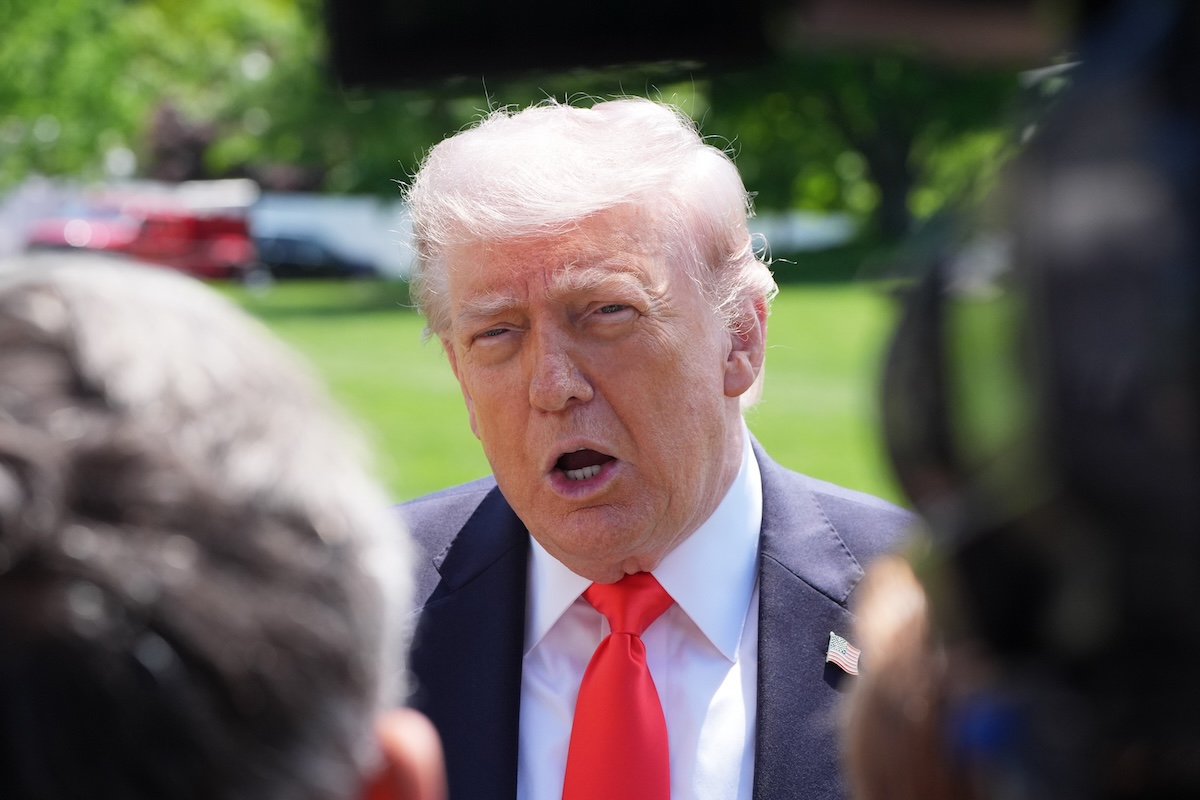 Donald Trump ha detto che aumenterà dal 15 al 25 per cento i dazi sulle auto dall’Unione Europea