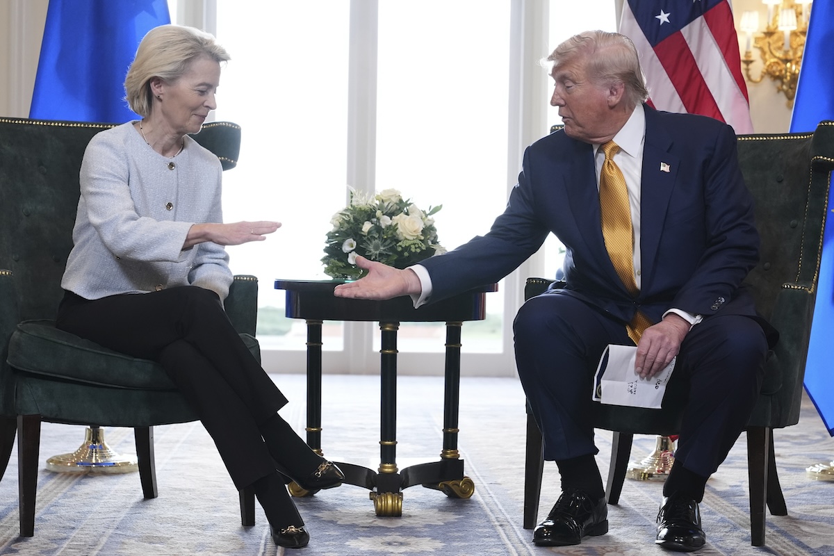 Trump dice che aumenterà i dazi sulle auto europee al 25 per cento