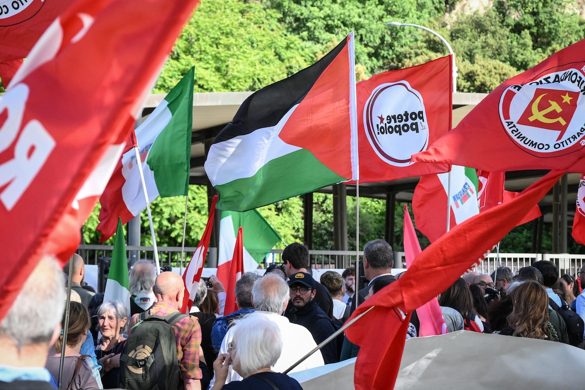 Sono state ridimensionate le accuse contro l’uomo che ha ferito due persone il 25 aprile a Roma