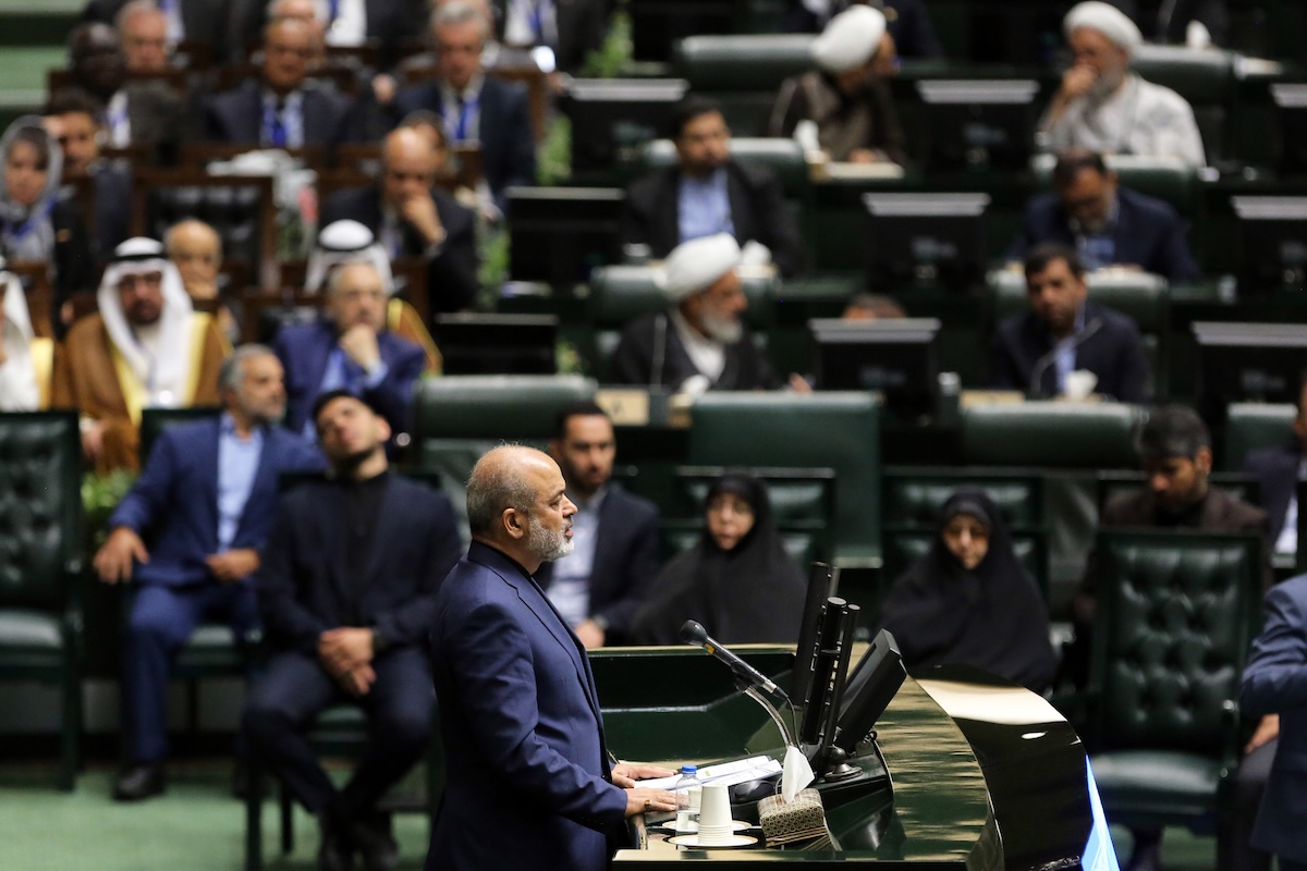 Ahmad Vahidi, ministro dell'Interno, si rivolge al parlamento iraniano, Teheran, 27 maggio 2024