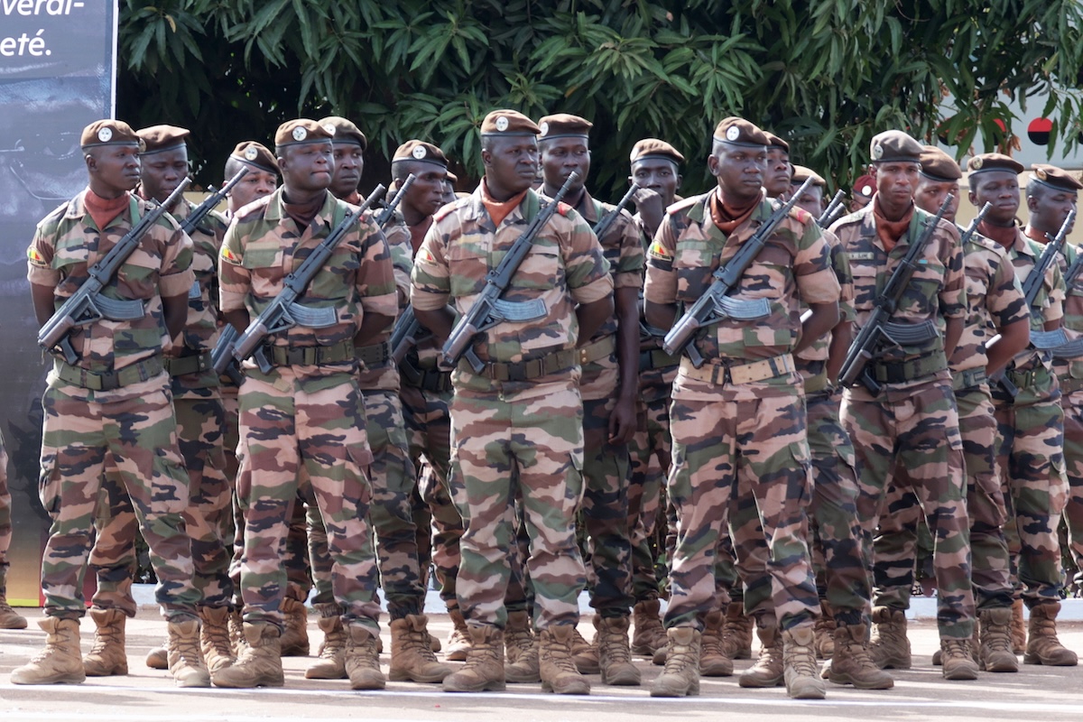 In Mali la giunta militare ha arrestato alcuni soldati sospettati di essere coinvolti nell’attacco coordinato del 25 aprile