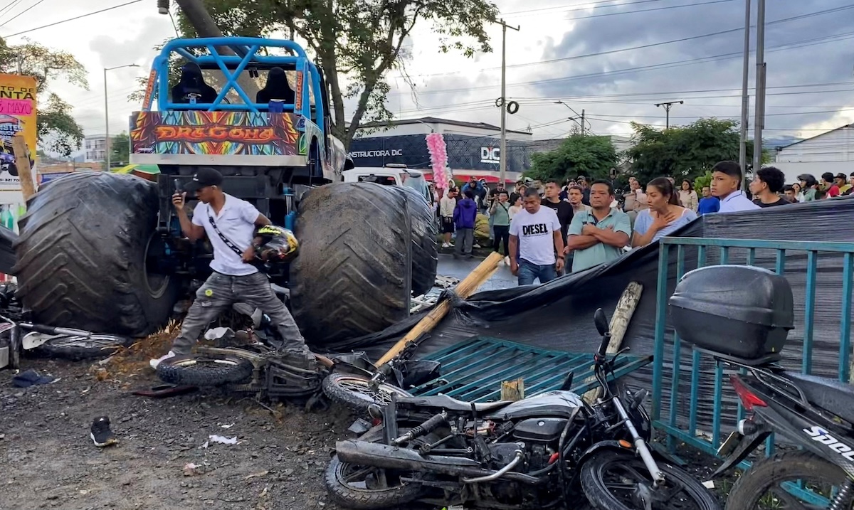 In Colombia la pilota di un “monster truck” ha perso il controllo del mezzo e travolto decine di persone, uccidendone tre