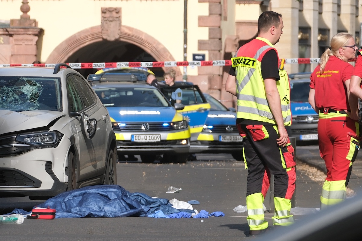 Una persona a bordo di un’auto ha travolto alcuni passanti in centro a Lipsia: almeno due sono stati uccisi