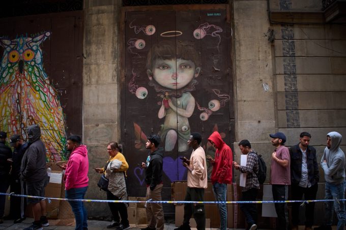 Come si fa a regolarizzare mezzo milione di immigrati