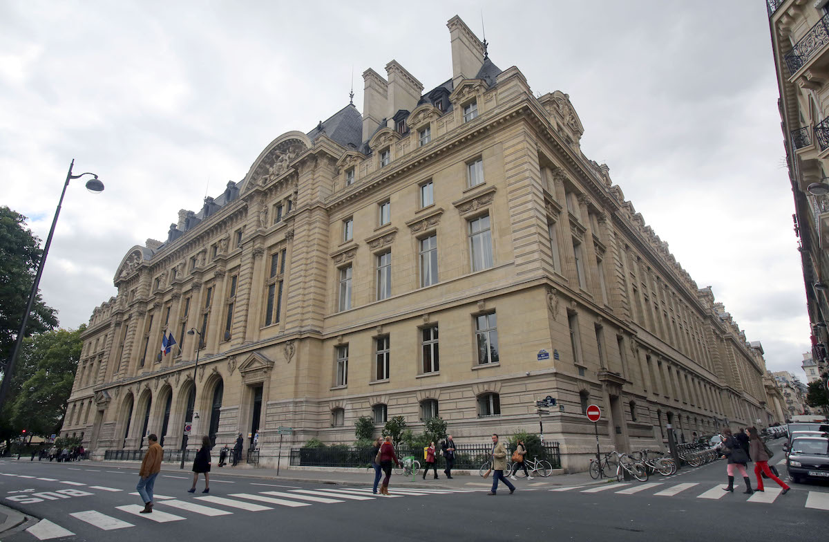 Dal 4 maggio in Francia tutti gli studenti, indipendentemente dal loro reddito, possono mangiare nelle mense universitarie a 1 euro