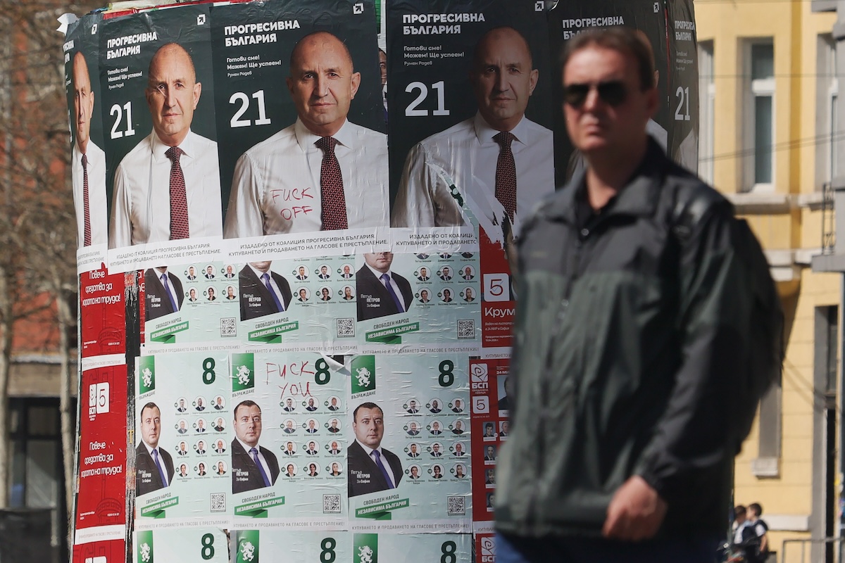 La presidente bulgara incaricherà di formare il governo l’ex presidente Rumen Radev, vincitore delle elezioni di aprile