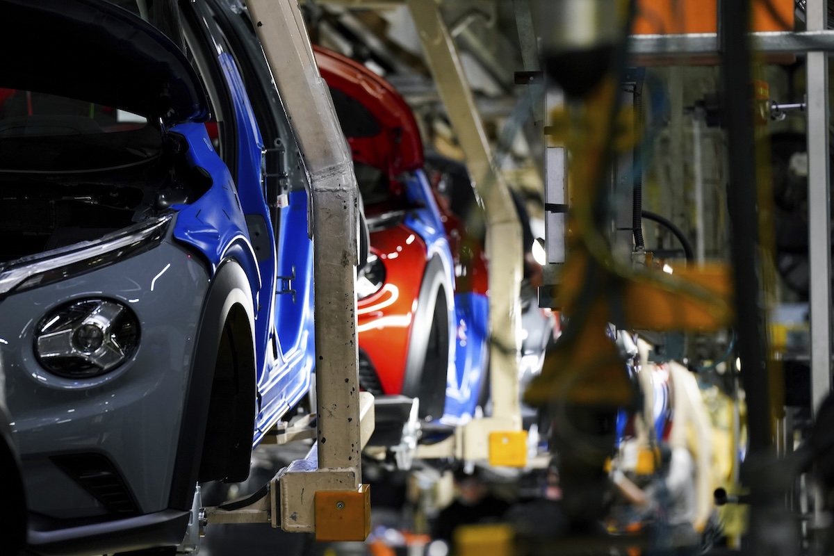 Nissan licenzierà circa 900 dipendenti in Europa a causa di una crisi che dura da anni