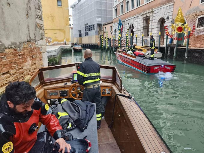 Tre persone sono cadute in acqua a Venezia: un ragazzo di 20 anni è morto