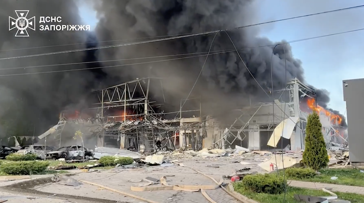 Almeno 21 persone sono state uccise in Ucraina da un attacco russo, poco prima dell’inizio di un breve cessate il fuoco