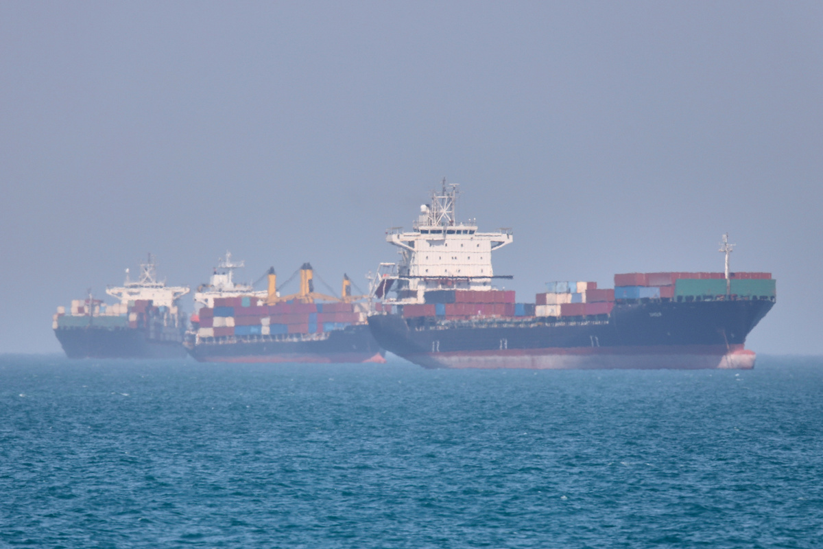 Navi nello stretto di Hormuz, 2 maggio 2026 (Amirhosein Khorgooi/ISNA via AP)