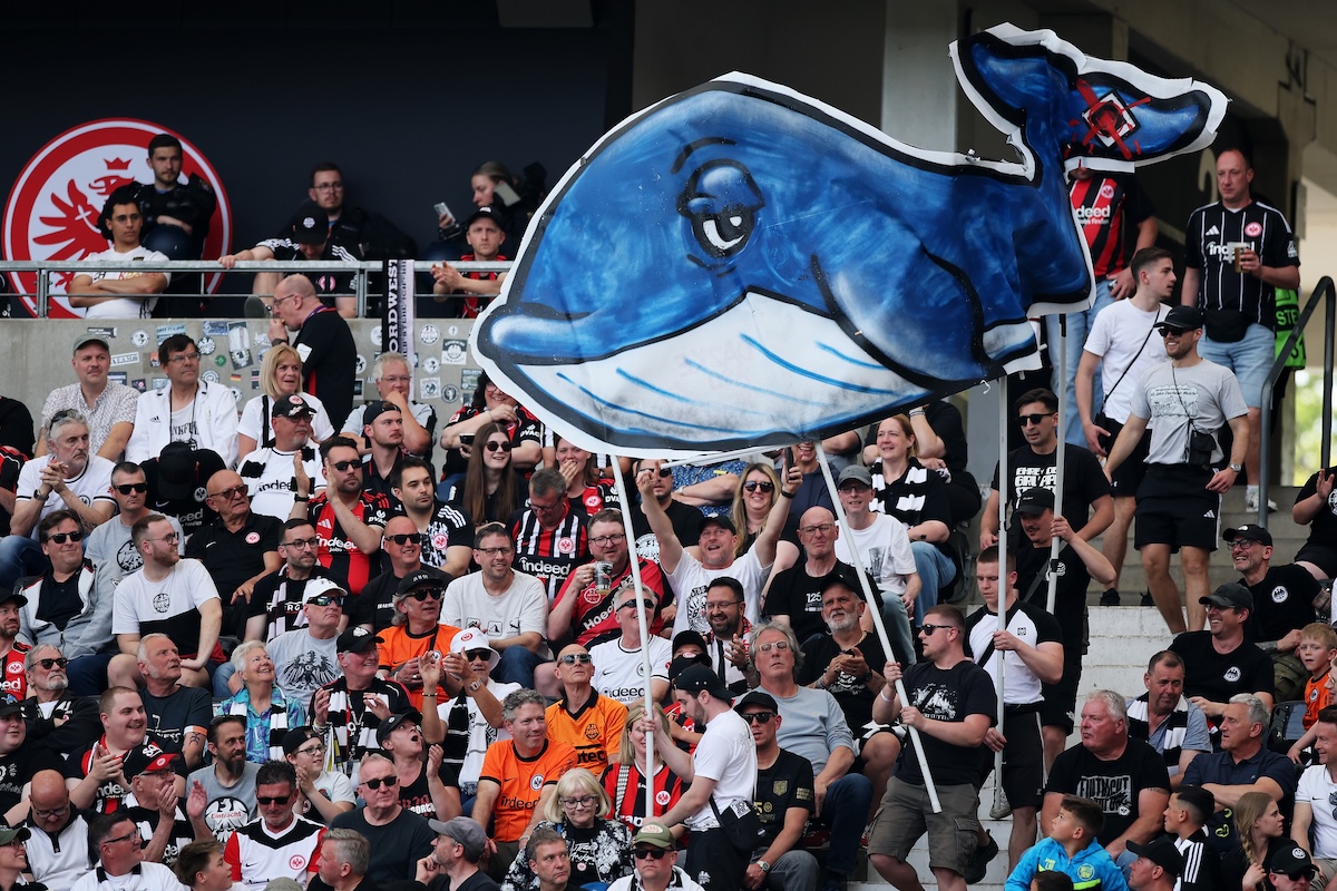 I tifosi della squadra di calcio maschile dell’Eintracht Francoforte espongono uno striscione che raffigura una versione cartoon della megattera Timmy